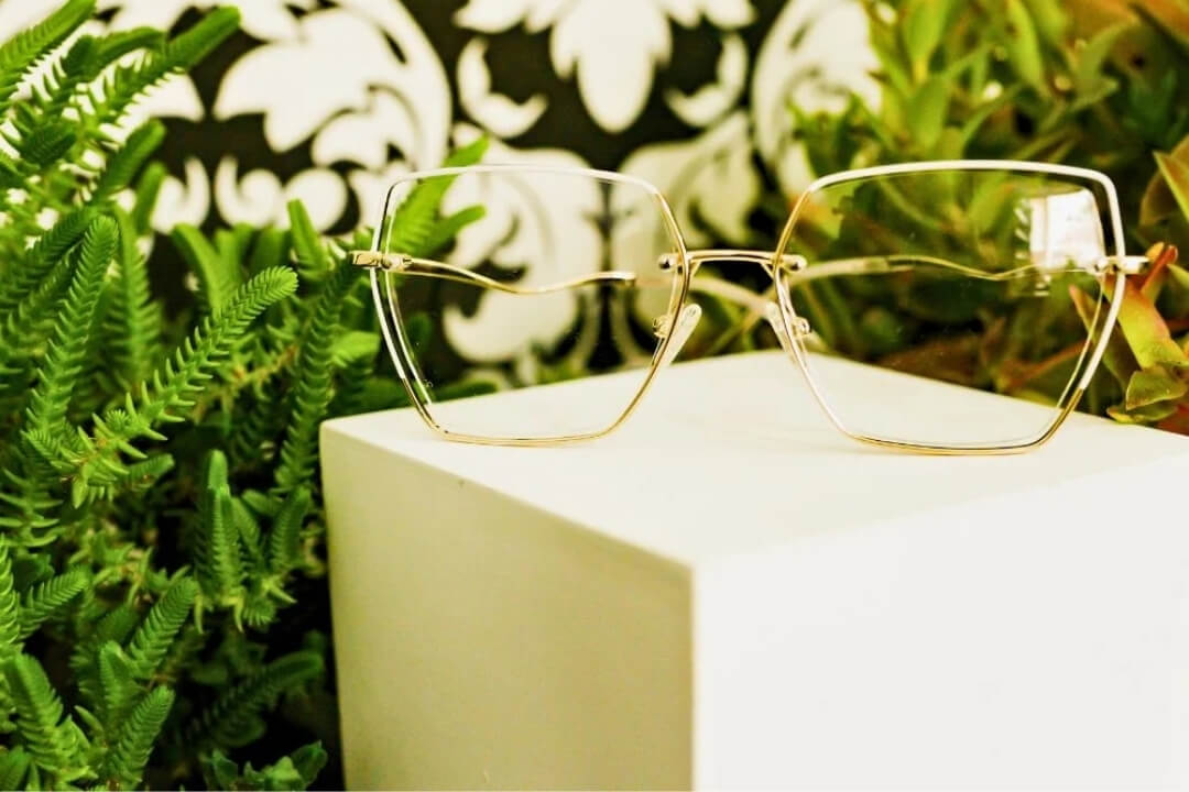 Armação de óculos em destaque na Óptica Visualisi