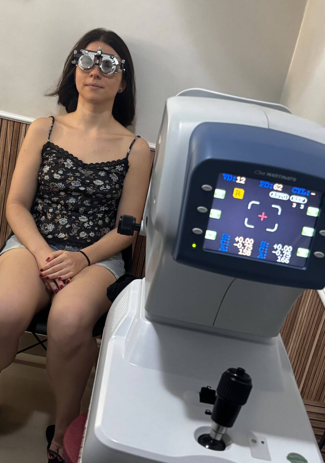 Paciente realizando exame de vista em autorrefrator computadorizado na Óptica Visualisi, Jardim Botânico.