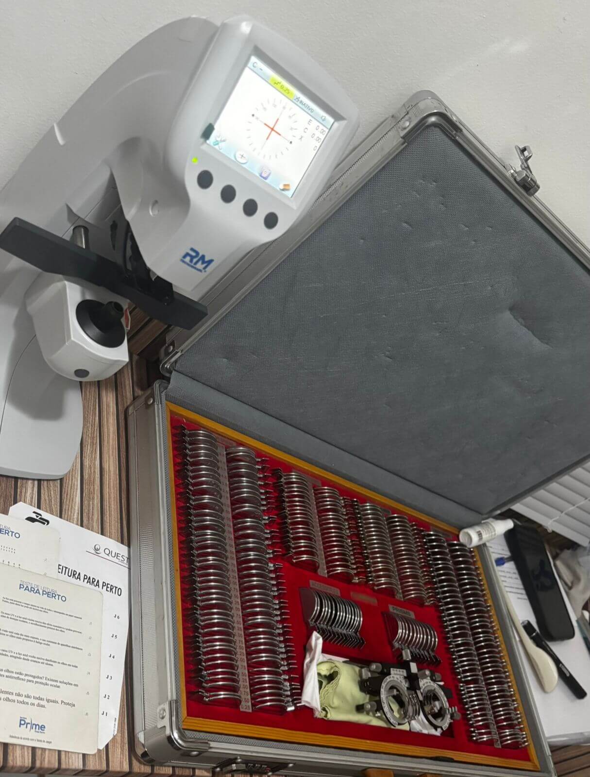 Equipamento óptico moderno para medição precisa de grau e saúde ocular.