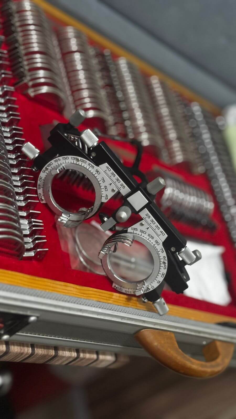 Caixa de lentes de prova (trial lens set) aberta, utilizada para exames de refração detalhados.